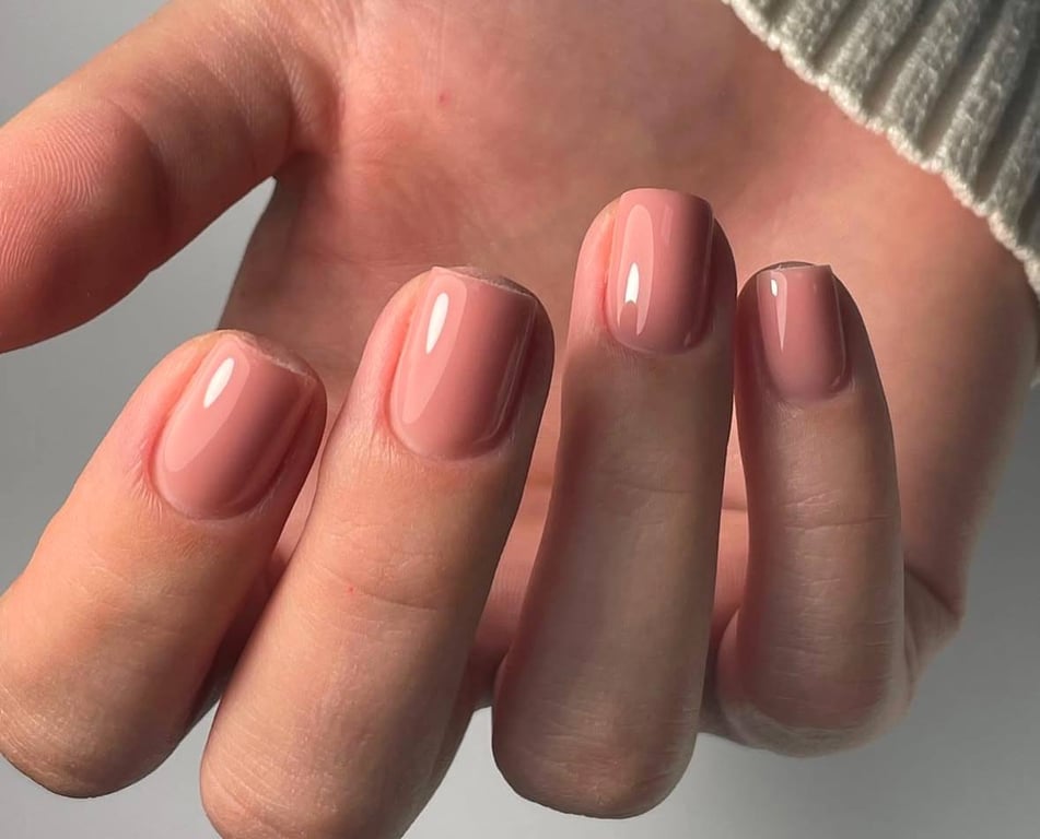 Нюдові нігті завжди мають розкішний вигляд