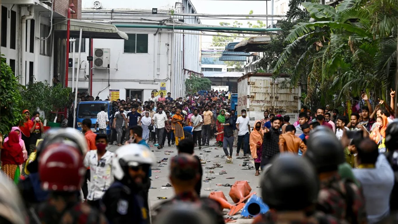 В Бангладеш протестуют работники фабрик одежды для Levi's, Zara и H&M, есть погибшие