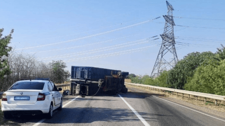 На Одещині перекинулась вантажівка — що відомо - 285x160