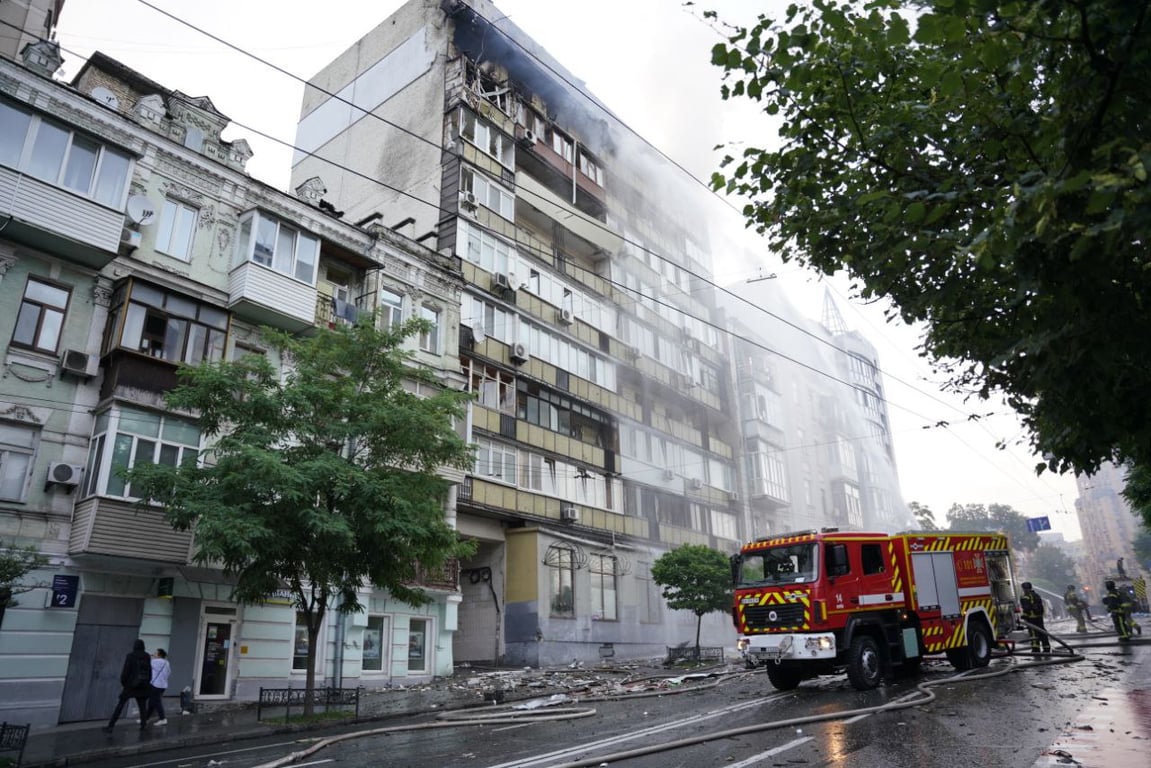 Fire after the shelling of Kyiv on the night of July 10, 2025