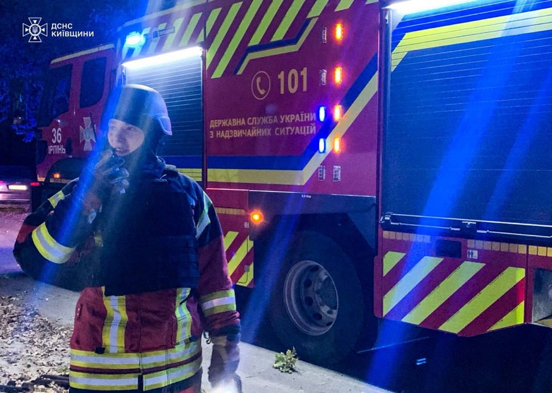 Рятувальник дістали тіло дівчини з-під завалів у Солом'янському районі