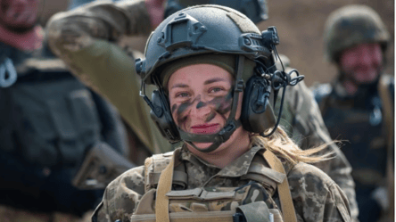 Впервые контракт "18-24" с 92 ОШБр подписали девушки - 285x160