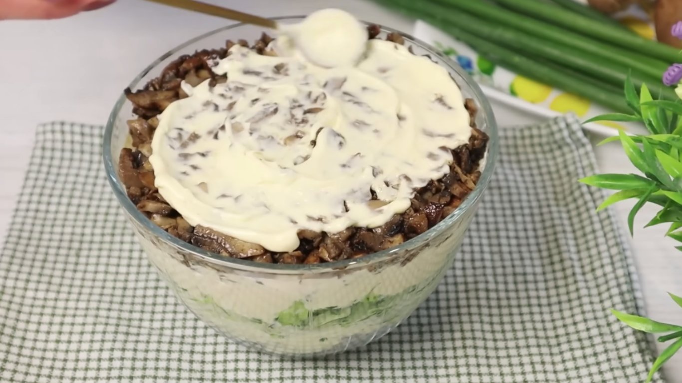 салат з куркою та печерицями шарами