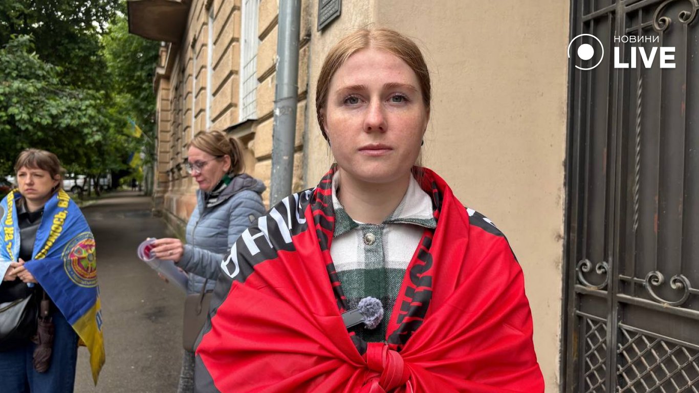 Мітинг та мовний скандал біля Червоного Хреста в Одесі - фото 4