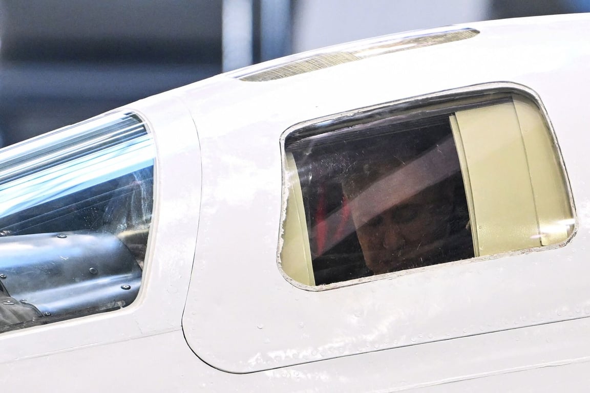 Президент РФ Владимир Путин в кабине самолета