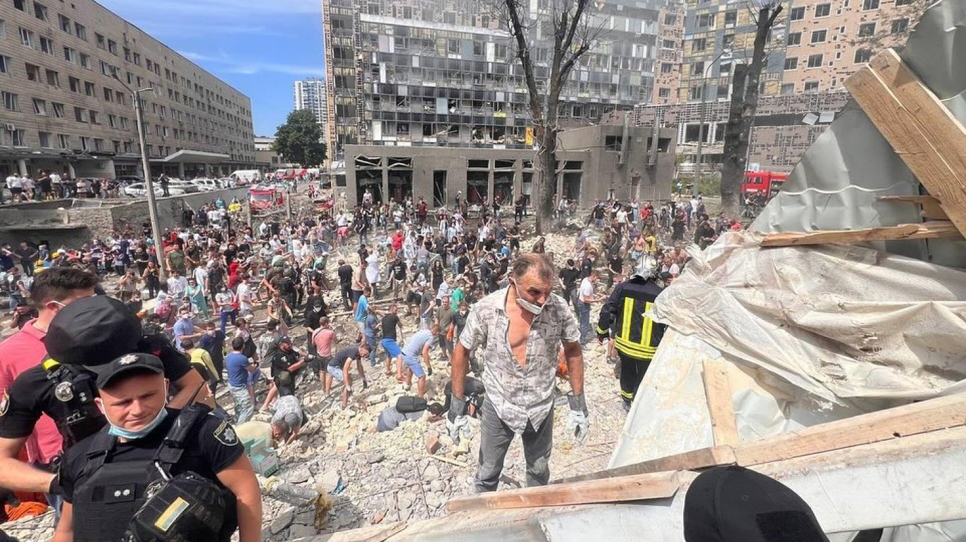 Кияни допомагають розбирати завали поряд із Охматдитом