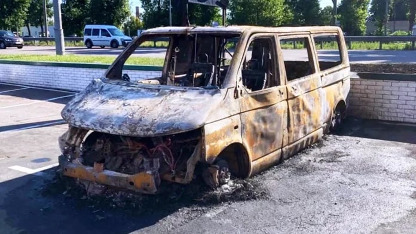 На Хмельниччині по гарячих слідах затримали лідера банди, яка підпалювала авто ЗСУ