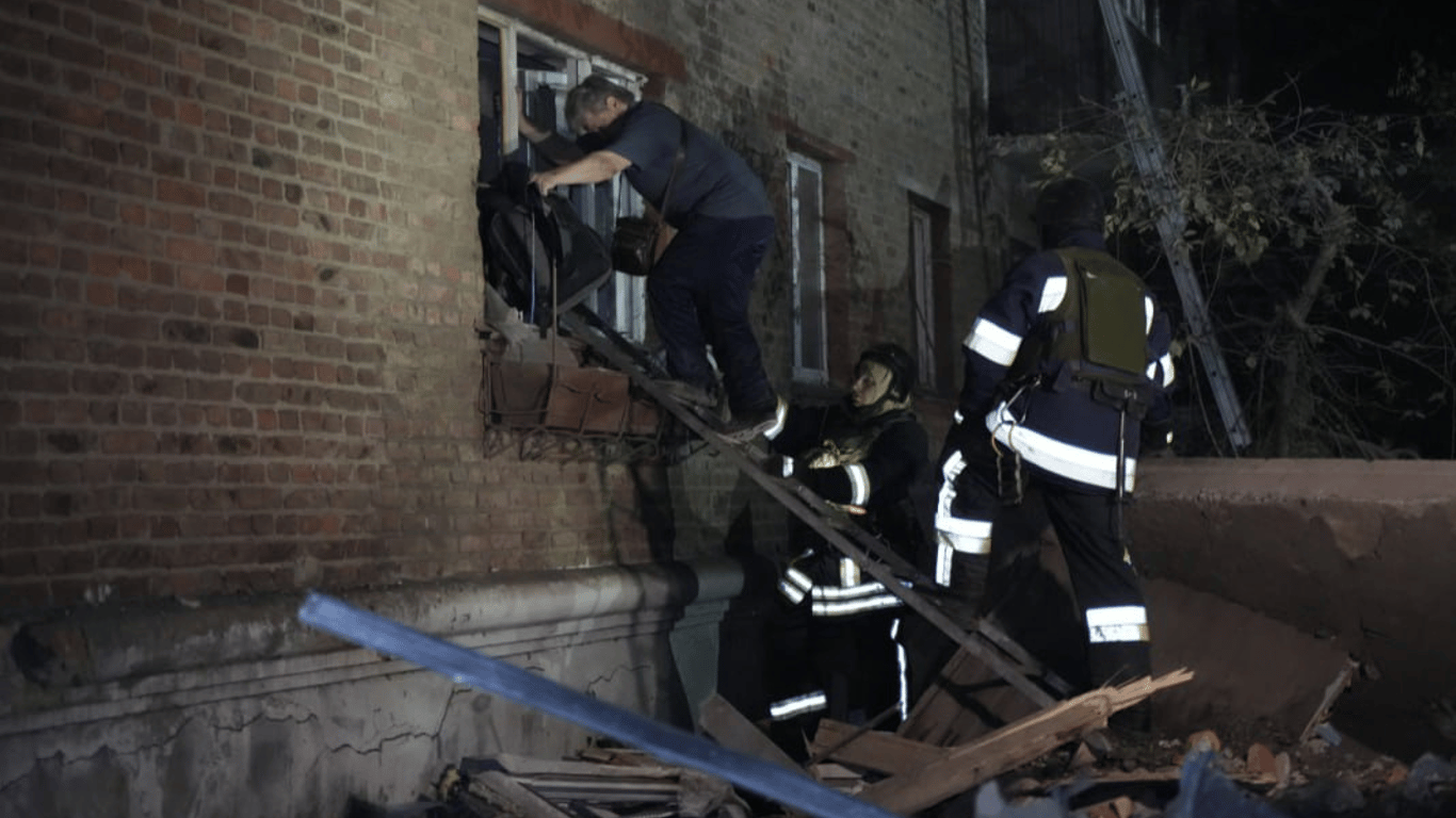 Унаслідок російського удару по багатоквартирному житловому будинку в Харкові в ніч проти 31 травня двоє людей загинули, а ще 13 постраждали