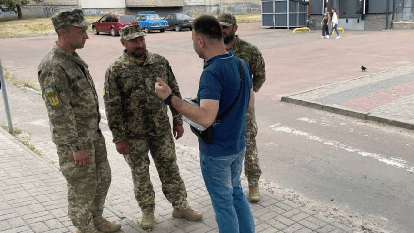 Юрист розповів, яке покарання чекає на чоловіків, які не мають при собі військового квитка