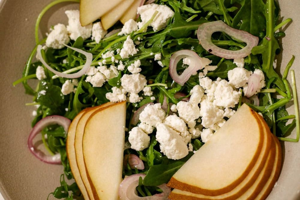 Груша плюс рукола за 5 минут - изысканный салат для ужина в любое время года - фото 1