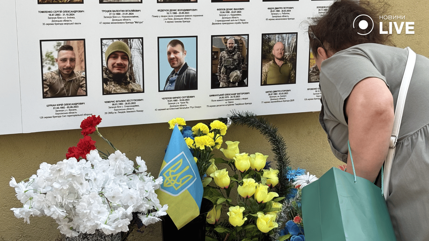 В Одесі відкрили новий стенд пам’яті загиблих воїнів — фото - фото 1