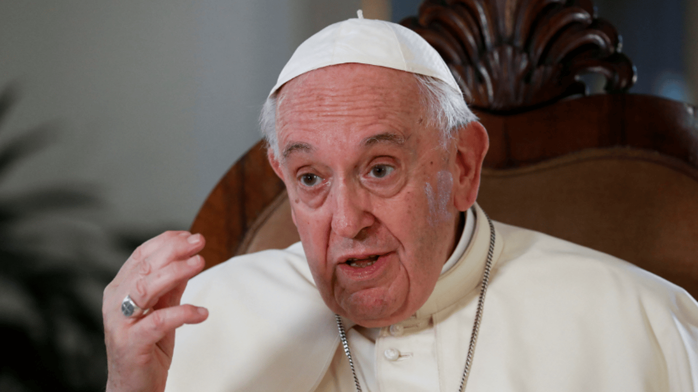 У Ватикані намагаються пояснити скандальну заяву Папи Франциска про "білий прапор"