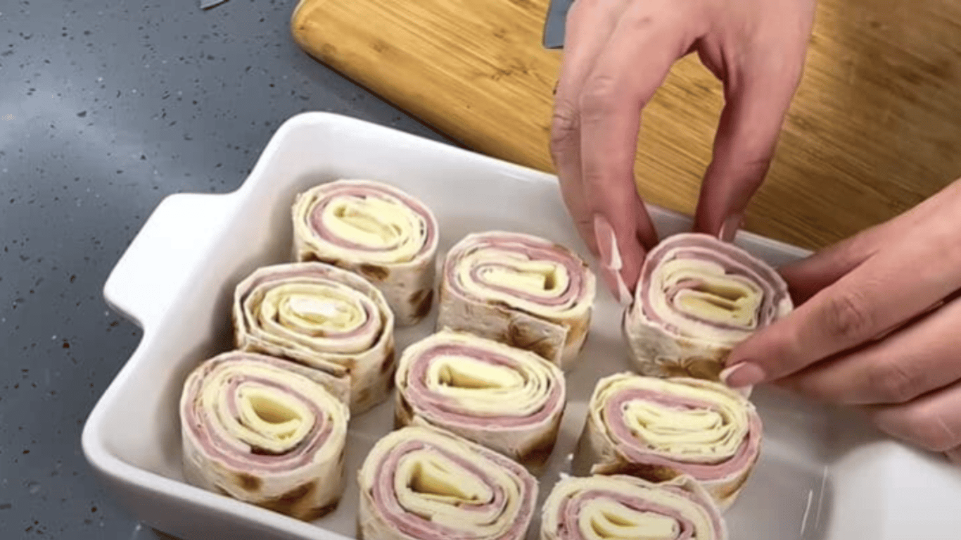 рулетики з лаваша з шинкою та сиром у духовці на вечерю