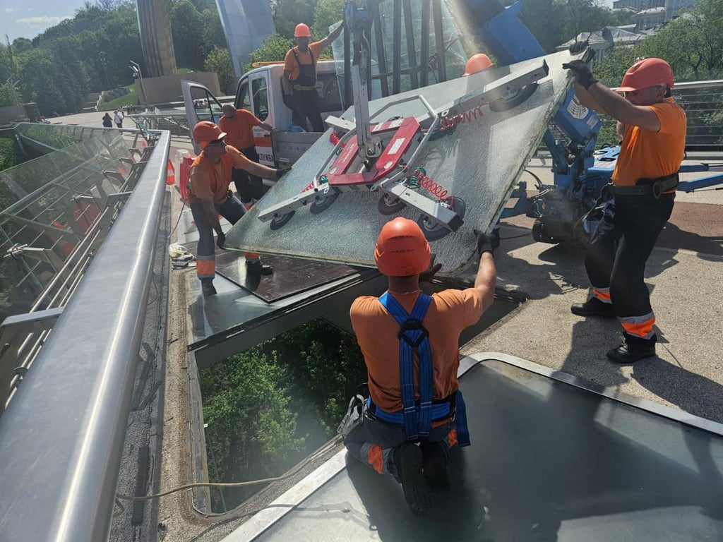 Демонтаж разбитого стекла на столичном мосту