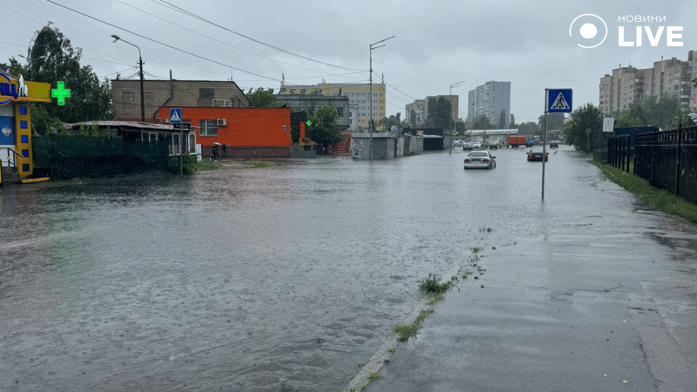 злива у Києві 12 червня - затоплено дороги у кількох районах