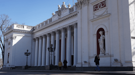 У центрі Одеси руйнується фасад будівлі мерії — фоторепортаж - 285x160