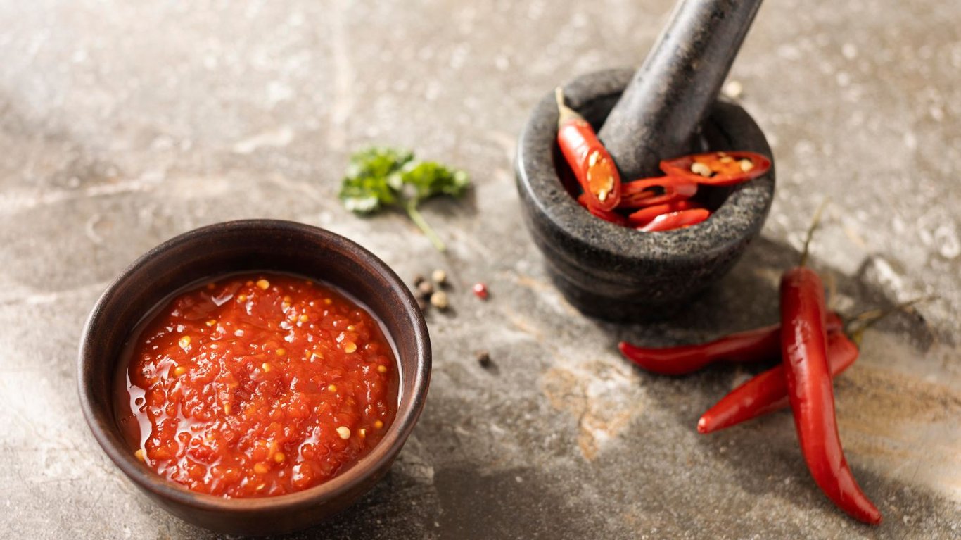 как приготовить сырую аджику