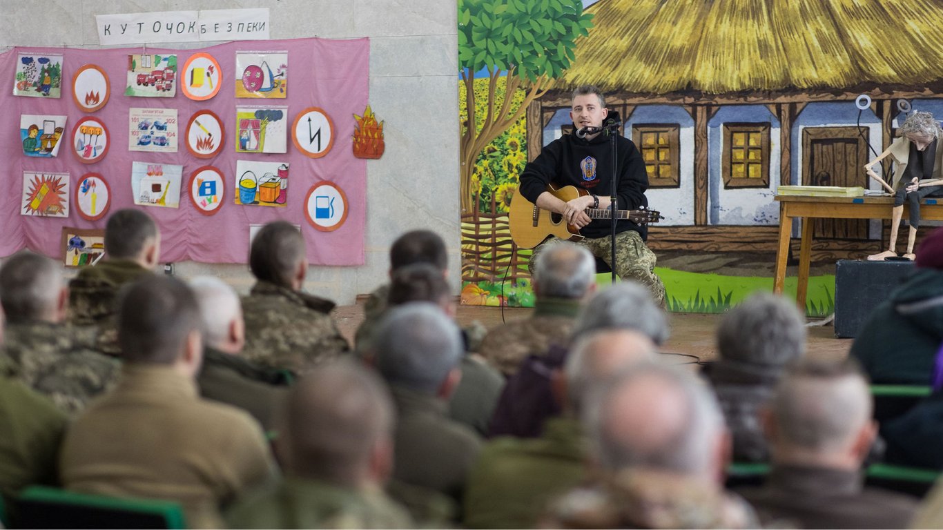 Десять концертов за день: как "Культурный десант" поддерживает военных на фронте