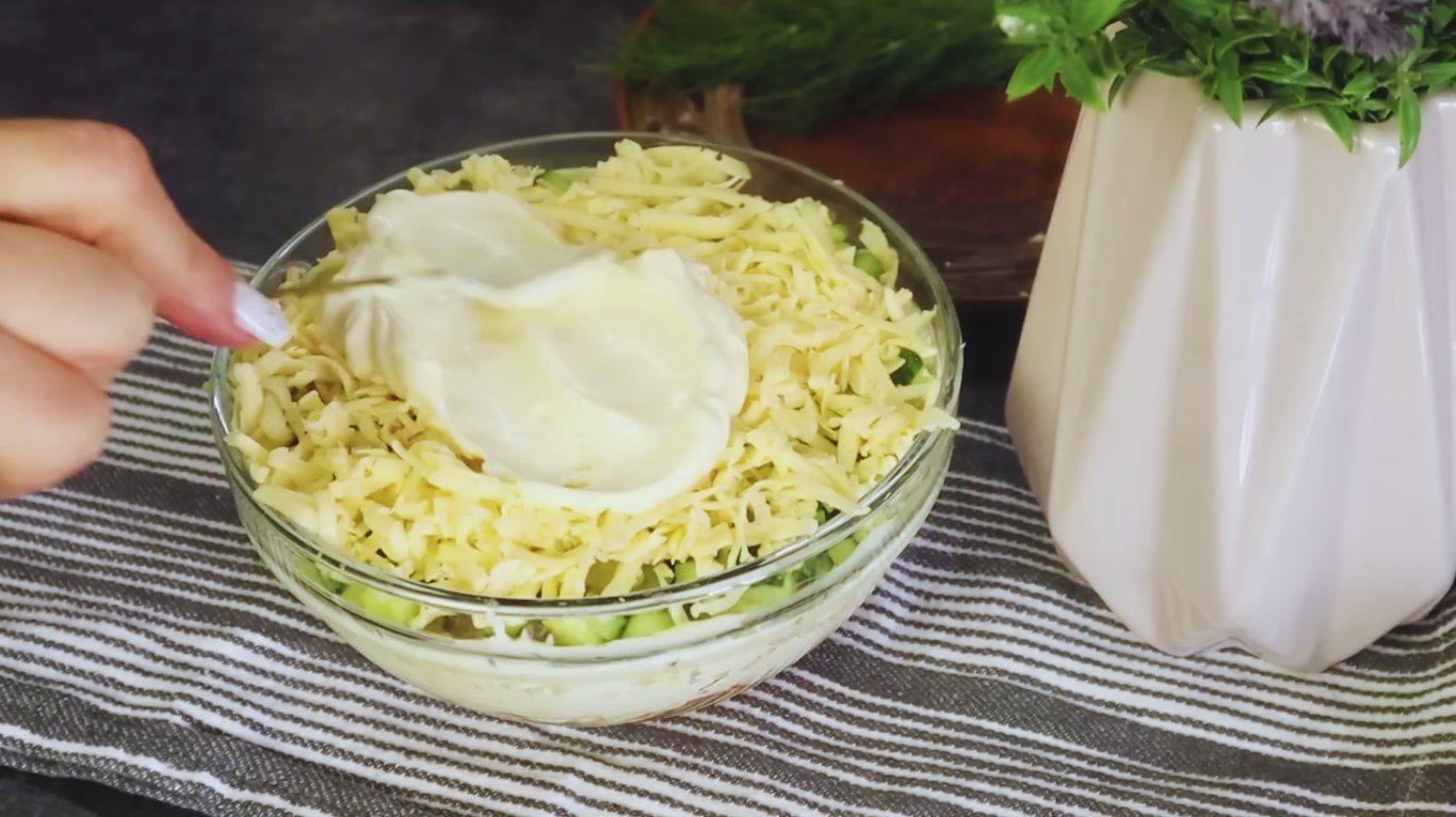 смачний салат з куркою та огірками