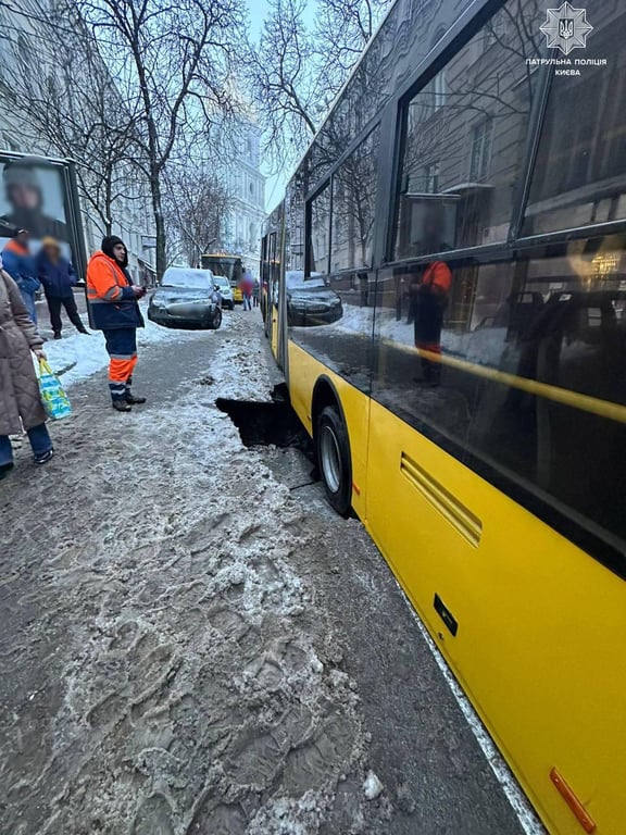 У Києві на вулиці Софіївській зупинили рух транспорту — що відомо - фото 3