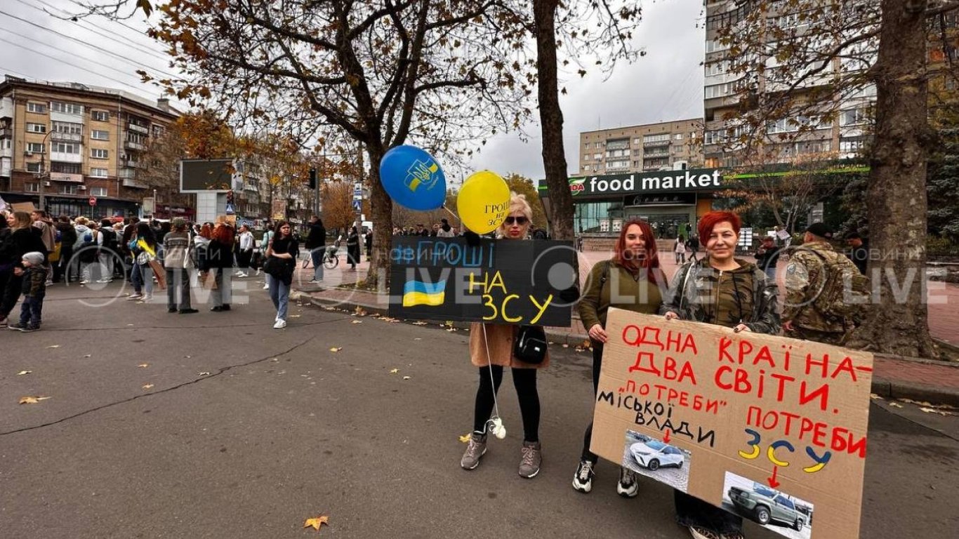 У Миколаєві пройшов мітинг біля міськради проти недоцільних витрат