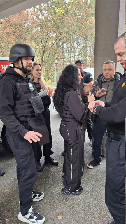 Джолі у Херсоні — що відомо про приїзд в Україну та візит у ТЦК - фото 2