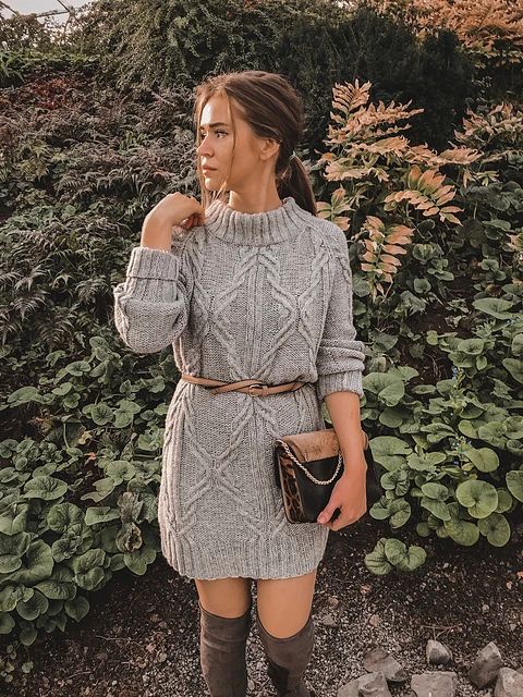 Молодая девушка в вязаном платье