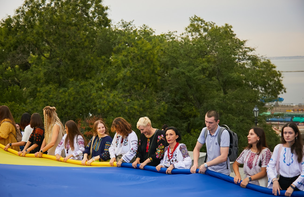 В Одессе развернули большой флаг Украины - фото 2