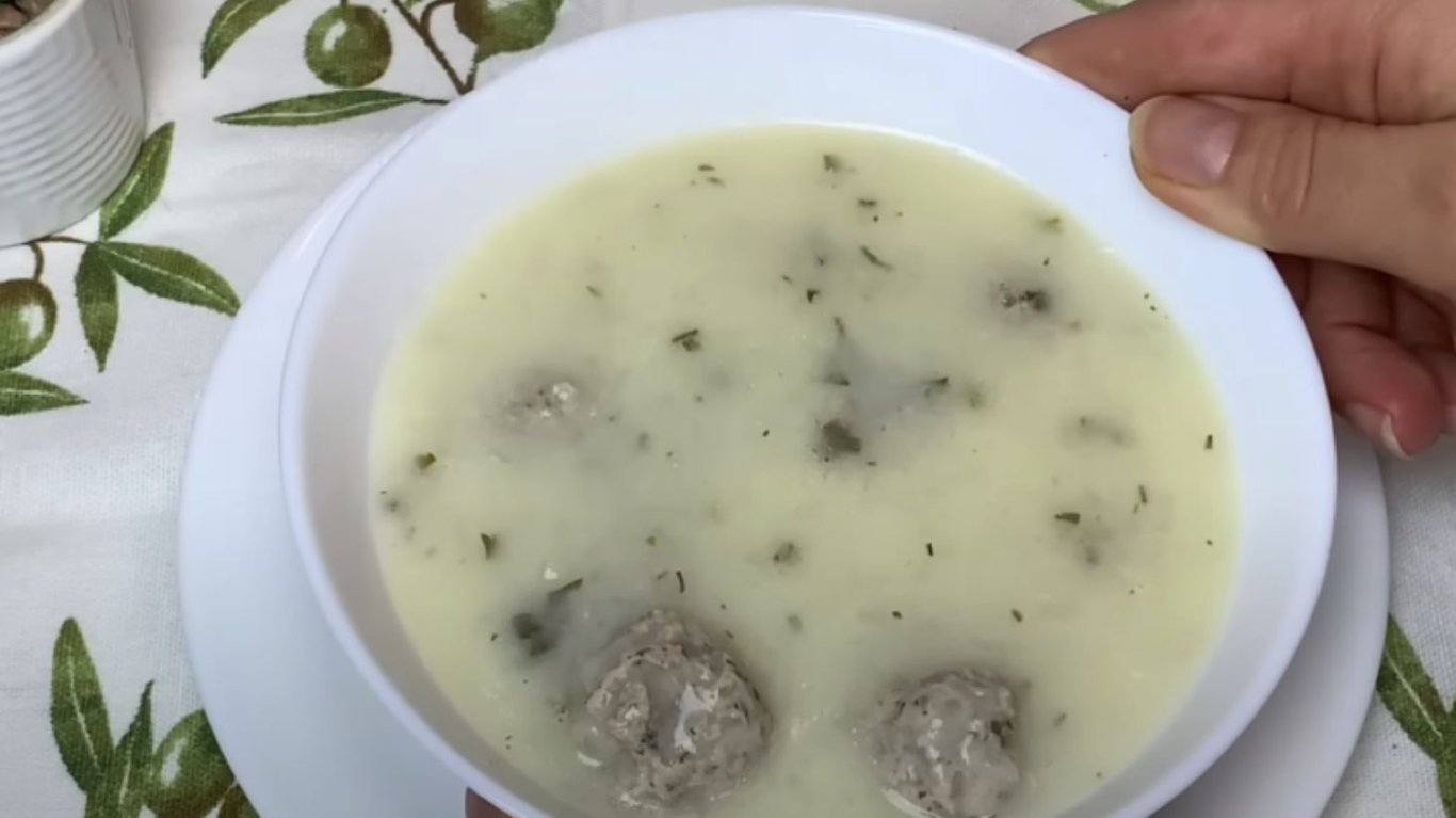 традиційний смачний грецький суп з фрикадельками з фаршу