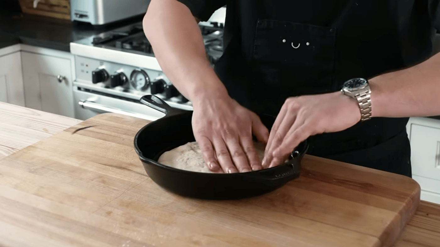 Піца в сковороді в духовці за 15 хвилин