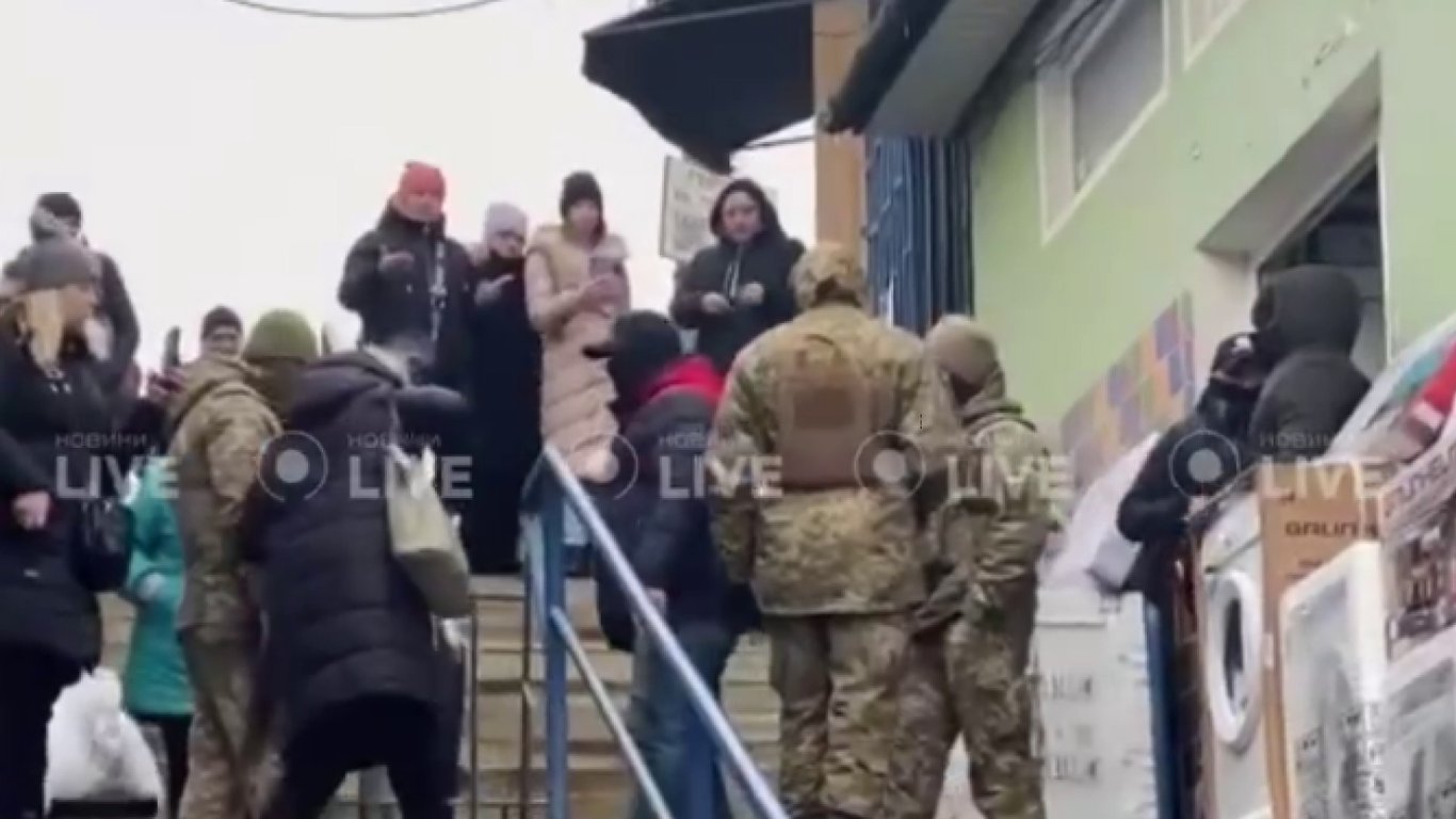 ТЦК посетили рынок в Черновцах — закончилось скандалом