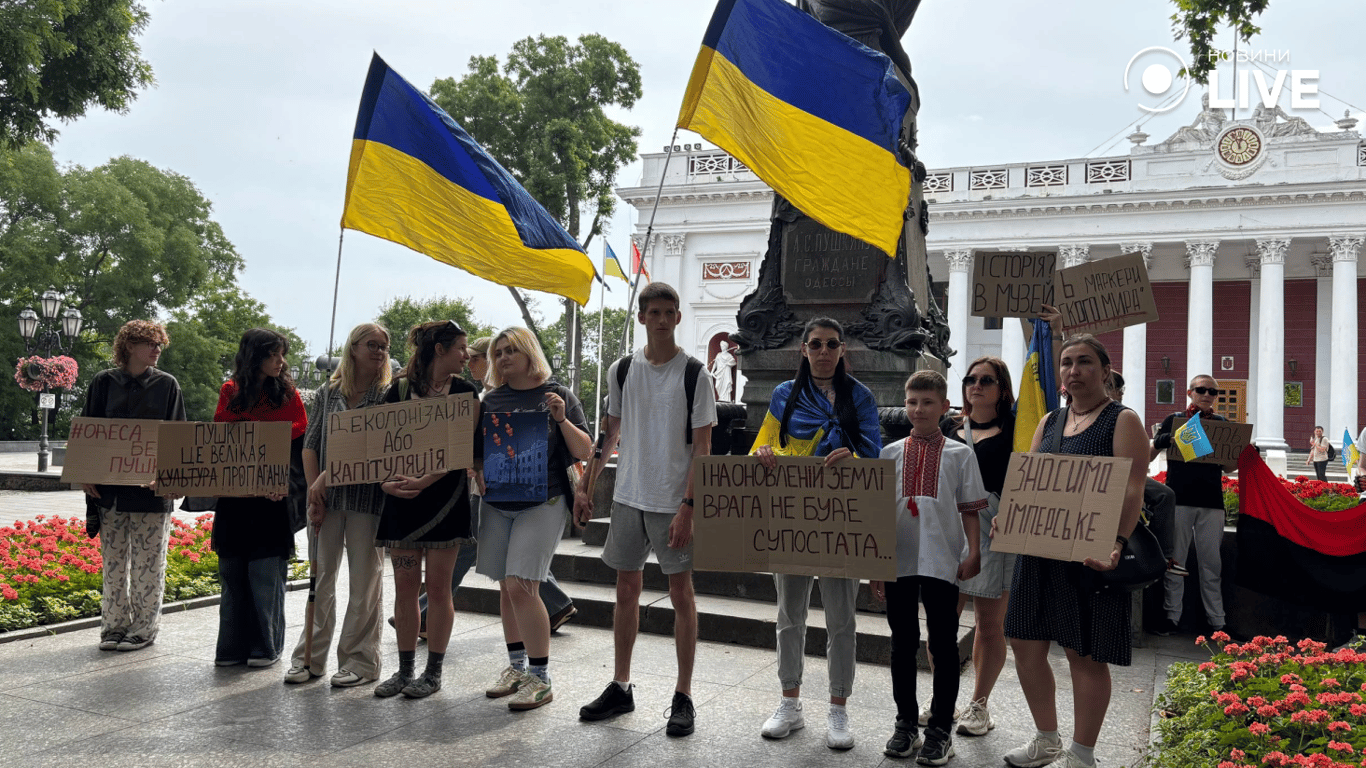 Одеса без Пушкіна — містяни вийшли до пам'ятника, стався скандал - фото 4