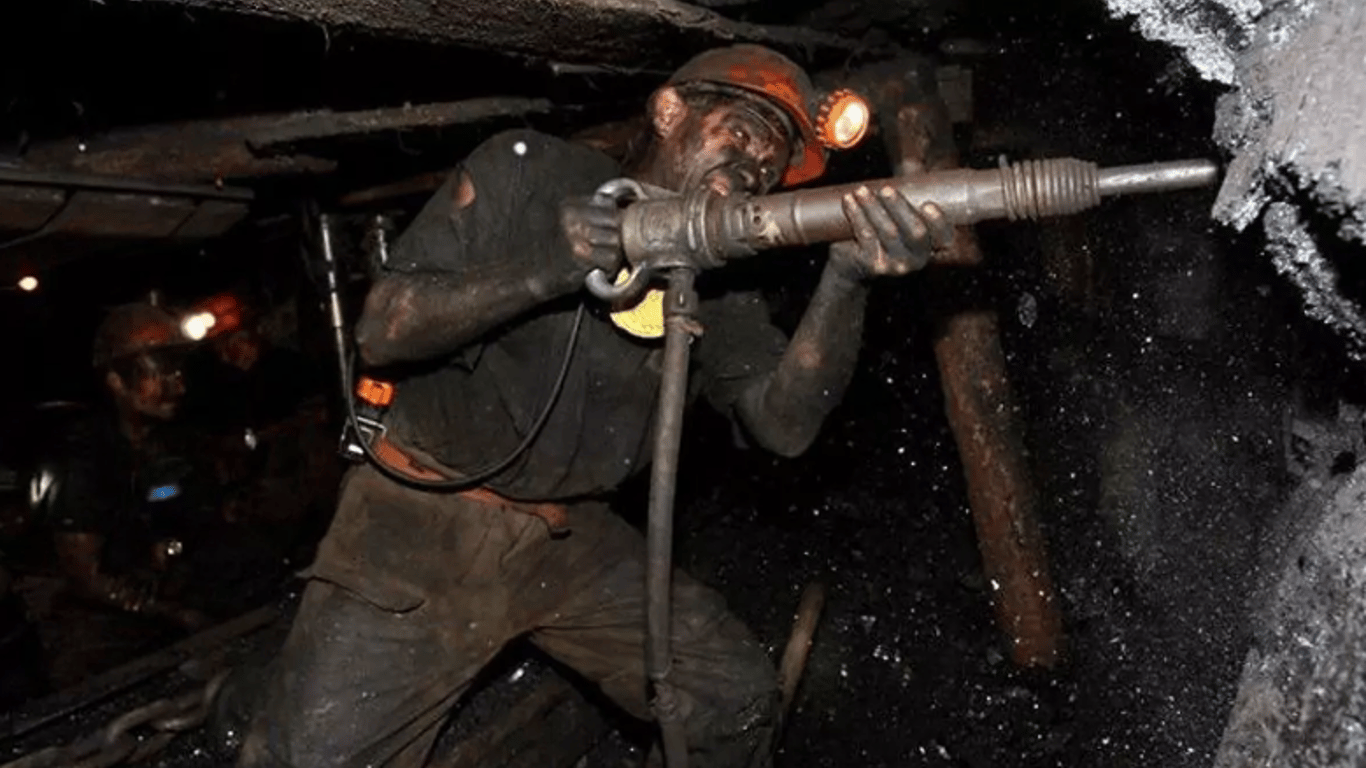 Більше тисячі гірників застрягли під землею через знеструмлення шахт