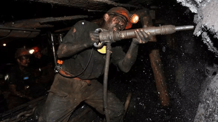 Более тысячи горняков застряли под землей из-за обесточивания шахт - 290x166