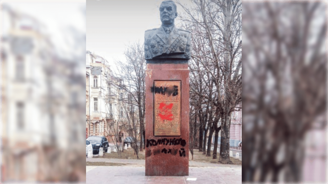 В Одессе памятник Малиновскому снова покрасили