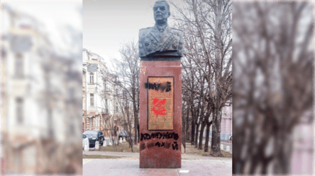 В Одесі пам'ятник Малиновському знову пофарбували - 285x160