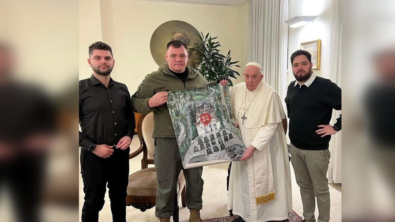 Папа Римский получил в подарок картину о преступлениях россиян в Мариуполе