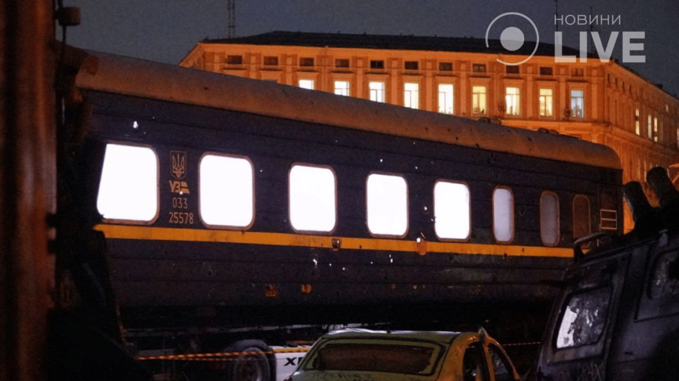 Журналисты показали, как выглядит обстрелянный оккупантами в Ирпене вагон поезда