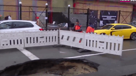 В Киеве посреди дороги образовалась огромная воронка — видео - 285x160