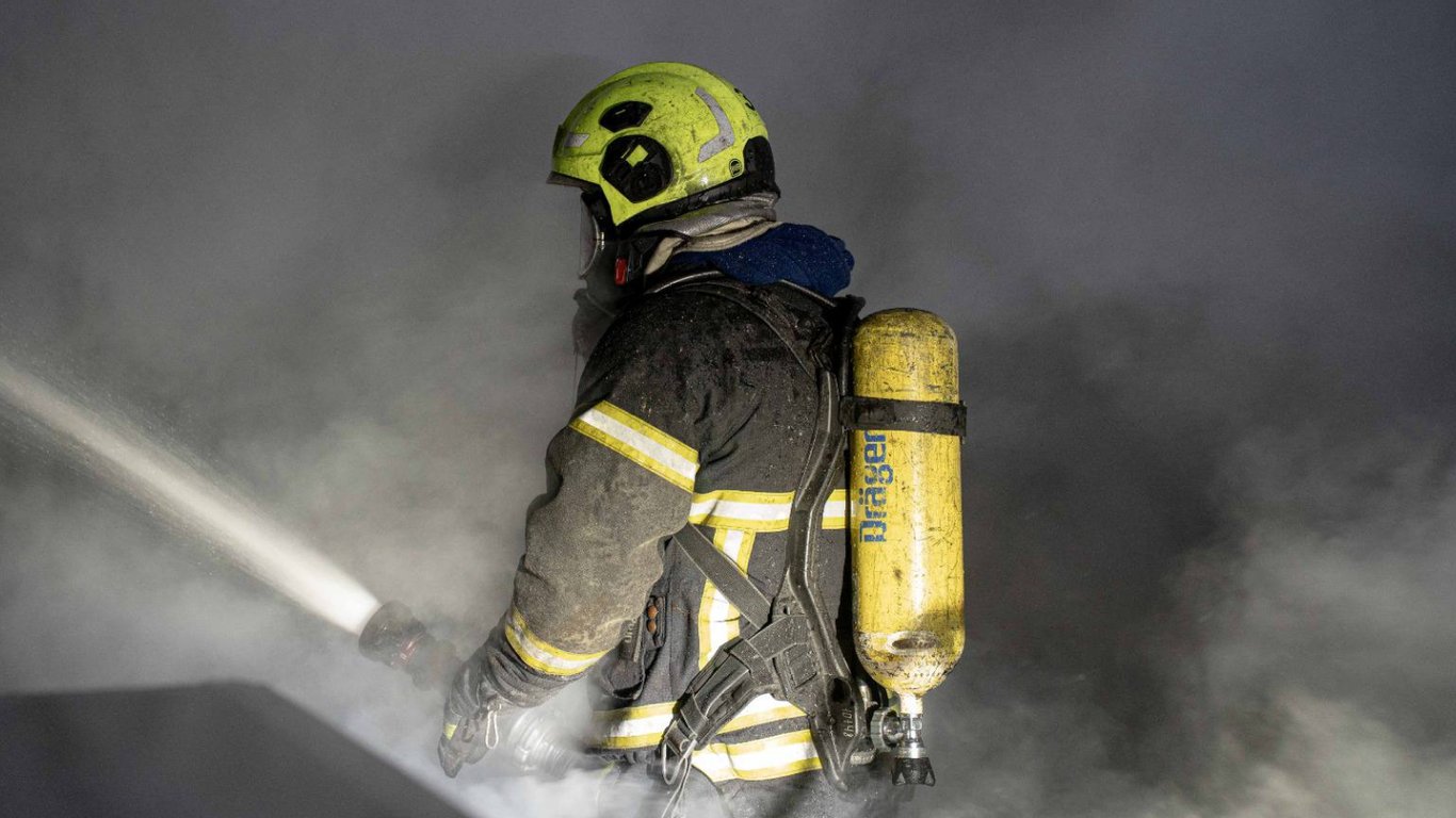У Києві на житловий будинок впали уламки дрона