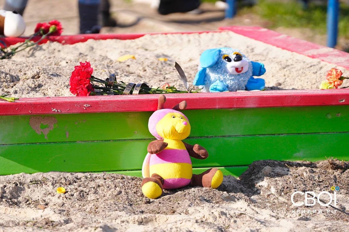 Мешканці Кривого Рогу вшанували загиблих дітей хвилиною мовчання