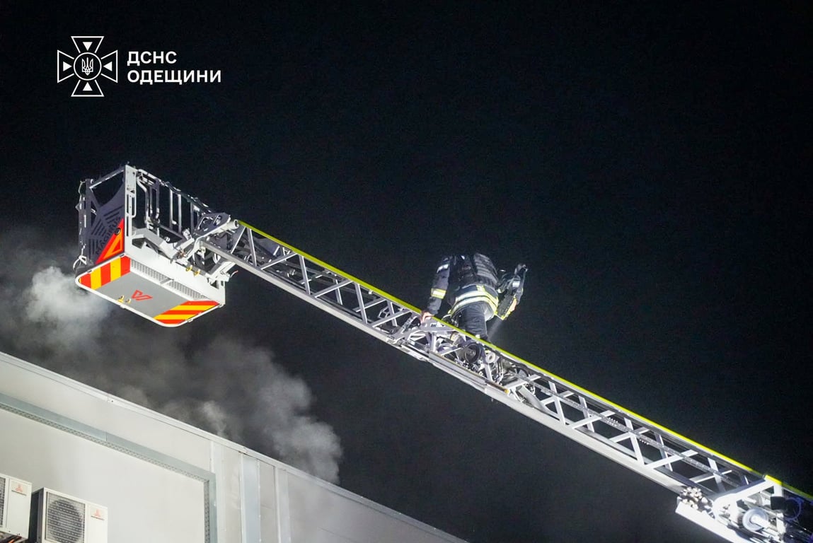  Рятувальники гасять пожежу після атаки РФ на Одещині
