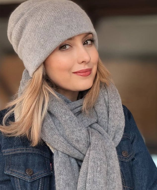 Кашемірова шапка має дорогий вигляд в образі