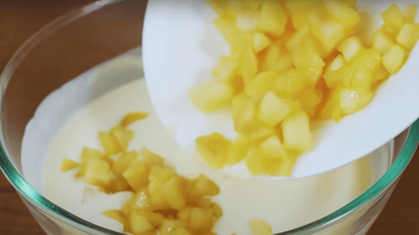 Торт без випічки,  рецепт з фото з яблуками, сметаною 