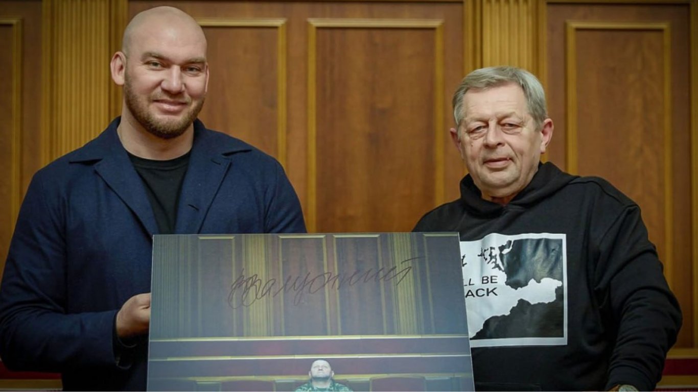 Фото Залужного с его автографом продали на благотворительном аукционе: сколько заплатили за лот