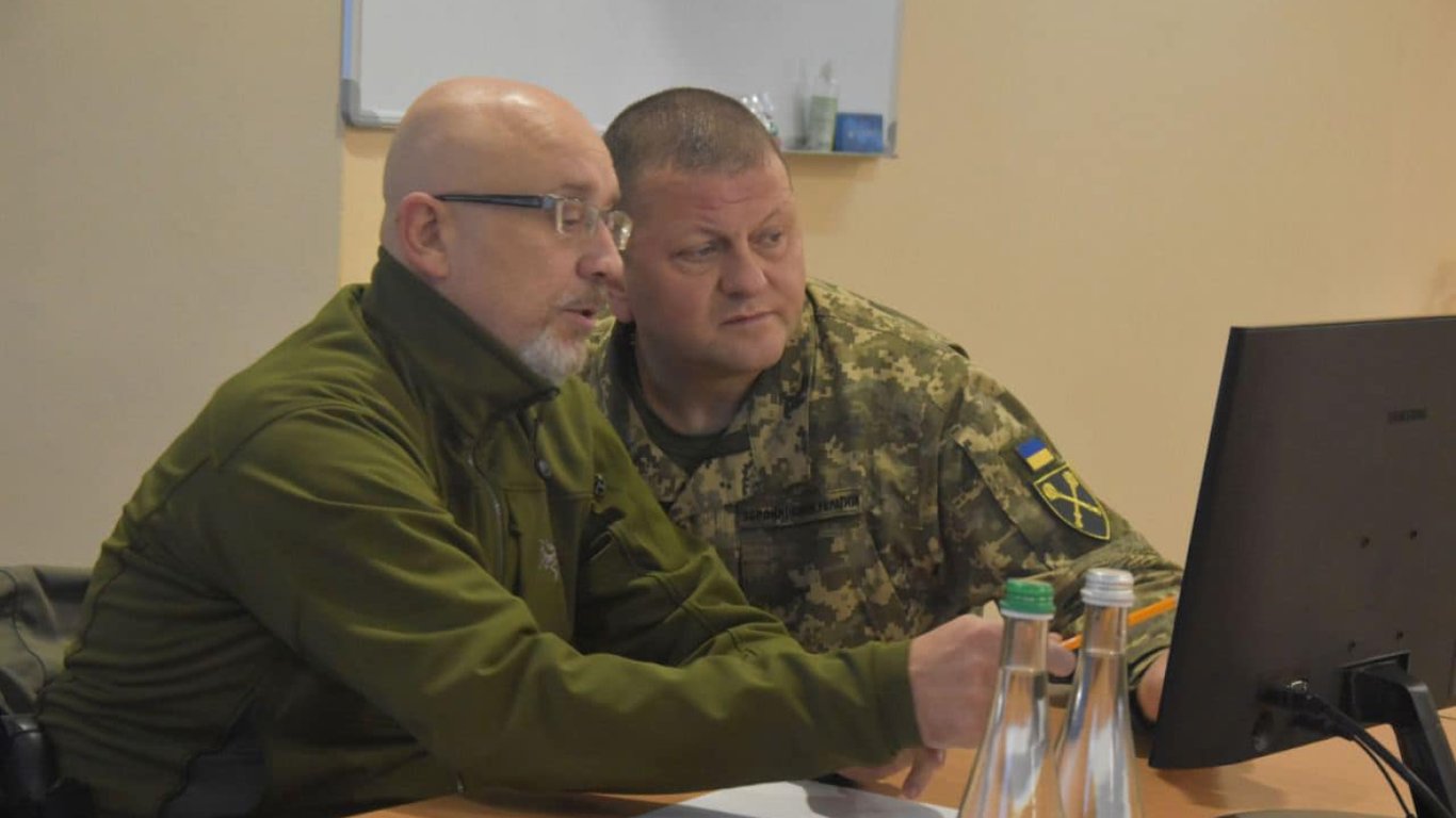 Залужний, Резніков і Малюк вимагають переглянути закон про виплати для захисників України