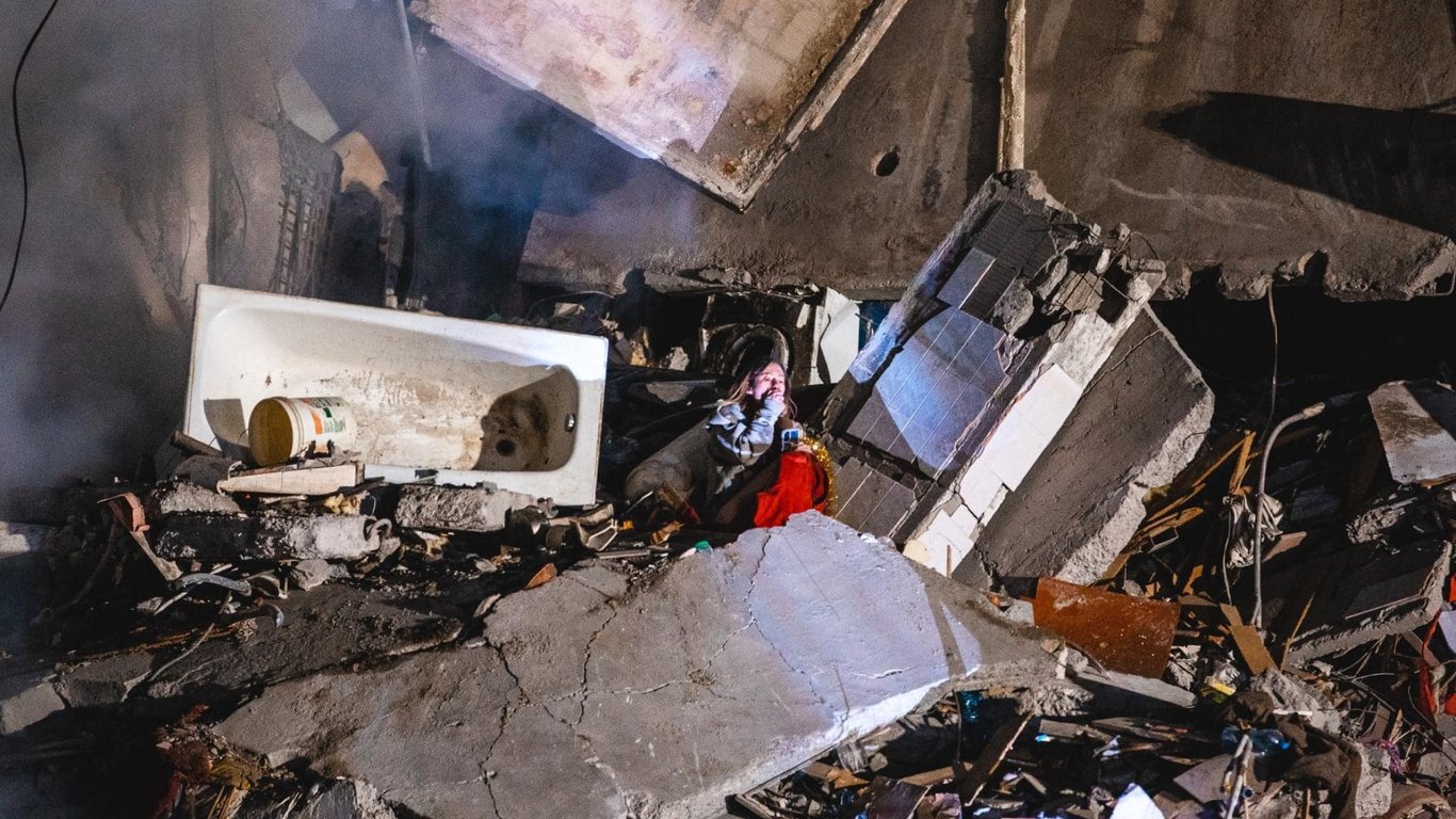 Удар по дому в Днепре: появились фото спасения девушки, застрявшей между этажами