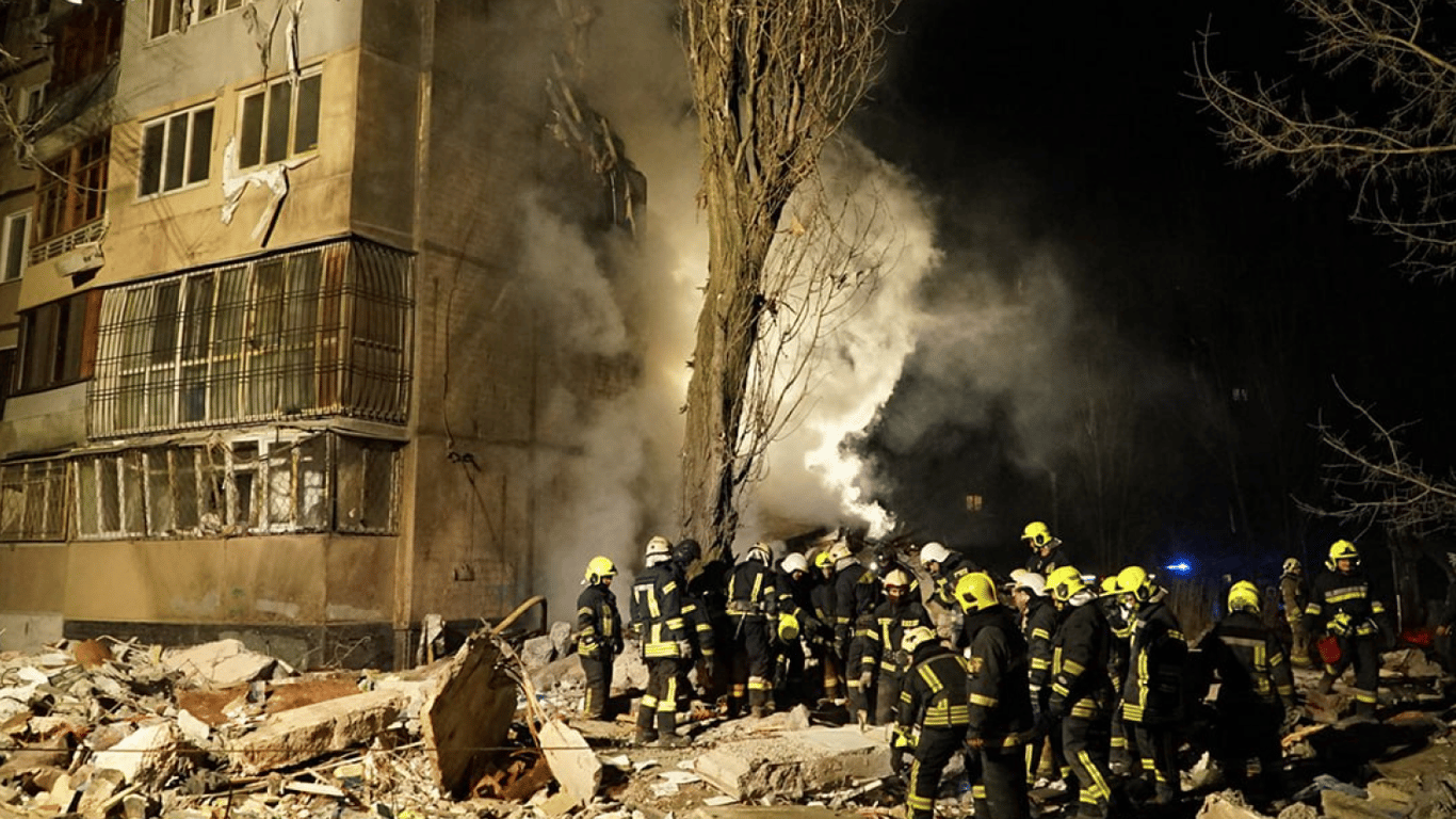 Зруйнована будівля та загублений зайчик — жахливі фото наслідків удару по Одесі