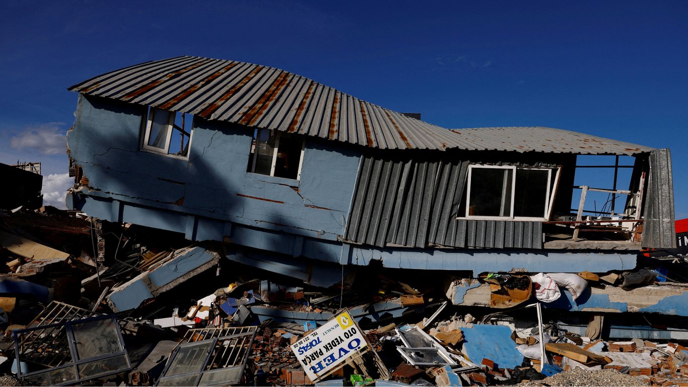 В районах Турции, которые пострадали от землетрясений, пронесся мощный шторм