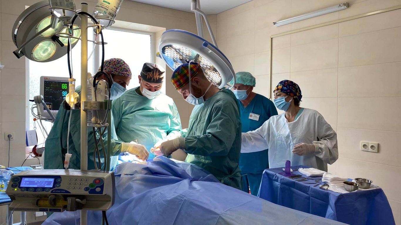 У Львові хірурги з Чехії оперують поранених українців, які постраждали від війни